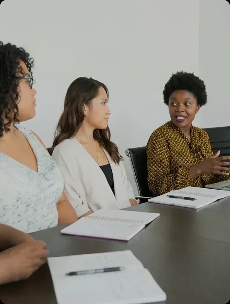 Profesionales de la salud discutiendo formación gratuita en aborto con medicamentos para prestadoras.