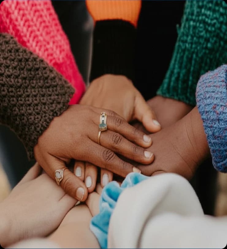 Gros plan de mains diverses unies en signe de soutien, symbolisant la collaboration et les soins de santé humanitaires en contexte de crise.