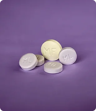 Pastillas de mifepristona y misoprostol sobre un fondo morado que representa el contenido del curso de formación sobre el aborto médico.