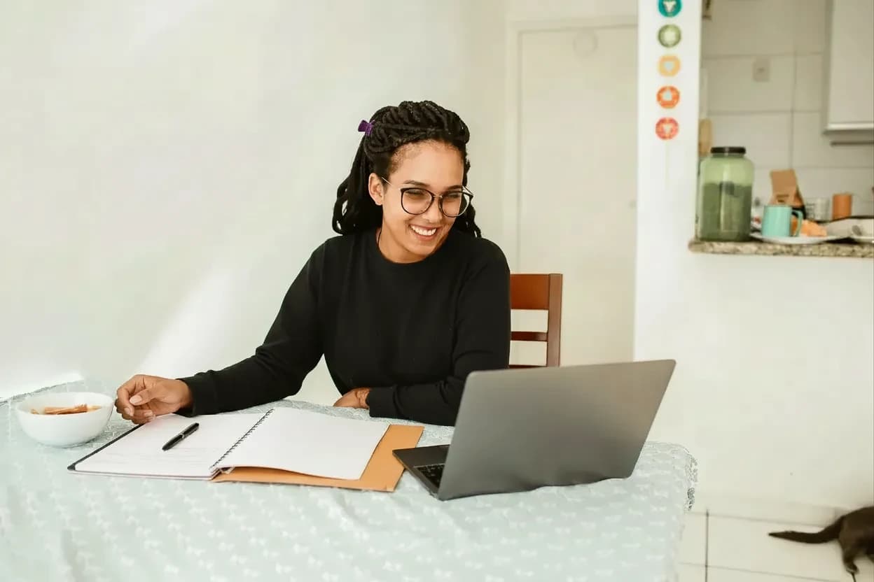 Mujer usando una computadora portátil para acceder a capacitación en atención de la salud en línea