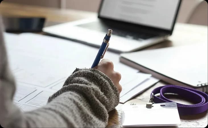 Ordenador portátil mostrando el contenido del curso en línea sobre el aborto médico con un cuaderno y un bolígrafo para estudiar.