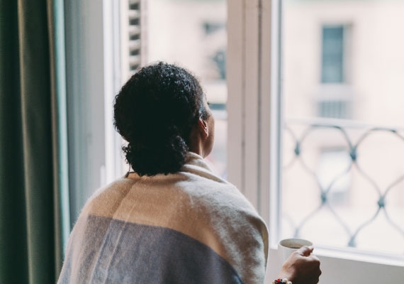 Une fille ivoirienne avec une grossesse non désirée regarde la fenêtre et pense d’avorter