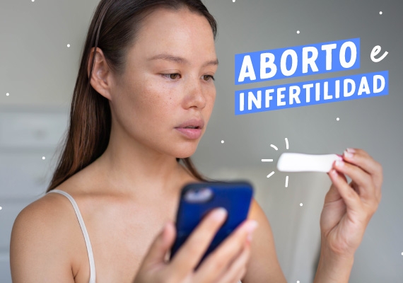 Una mujer se pregunta si su aborto e infertilidad se relacionan y decide investigar en internet con su móvil