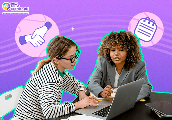 Dois profissionais de saúde discutindo o acompanhamento pós-aborto em um computador portátil