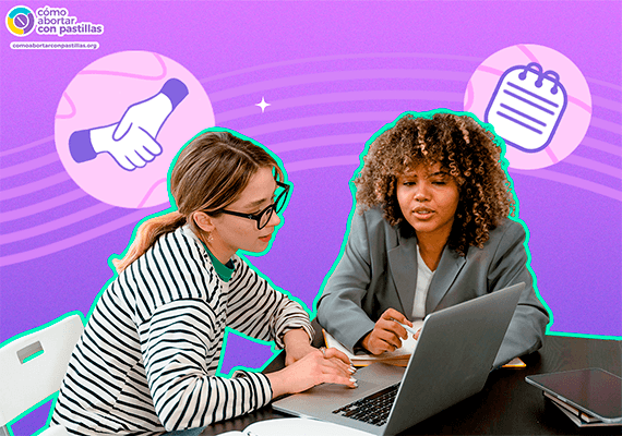 Dos profesionales de la salud conversando sobre el cuidado de seguimiento postaborto frente a una computadora portátil