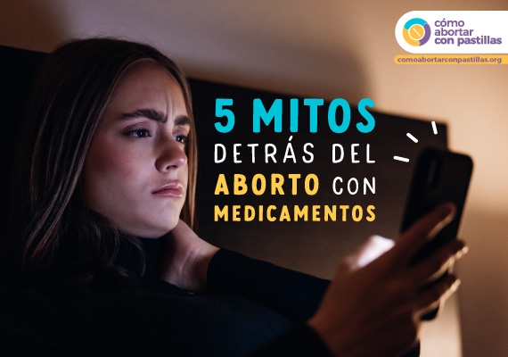 Mujer latina lee mitos sobre el aborto.